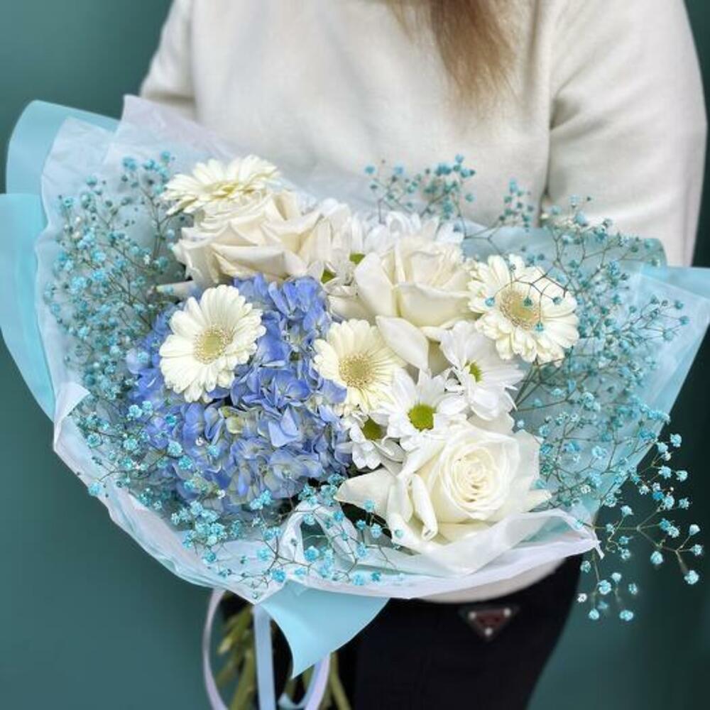 Delicate bouquet with hydrangea and French roses