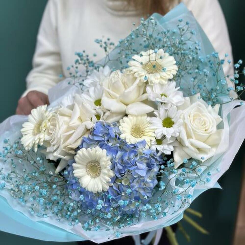 Delicate bouquet with hydrangea and French roses