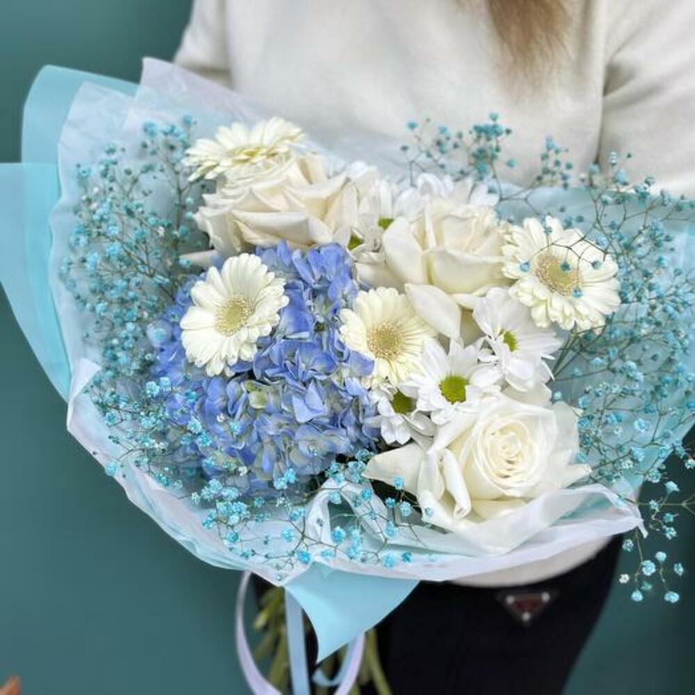 Delicate bouquet with hydrangea and French roses