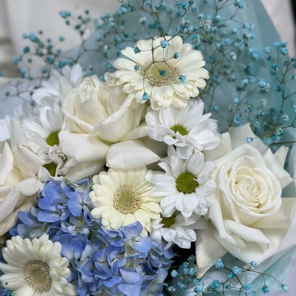 Delicate bouquet with hydrangea and French roses