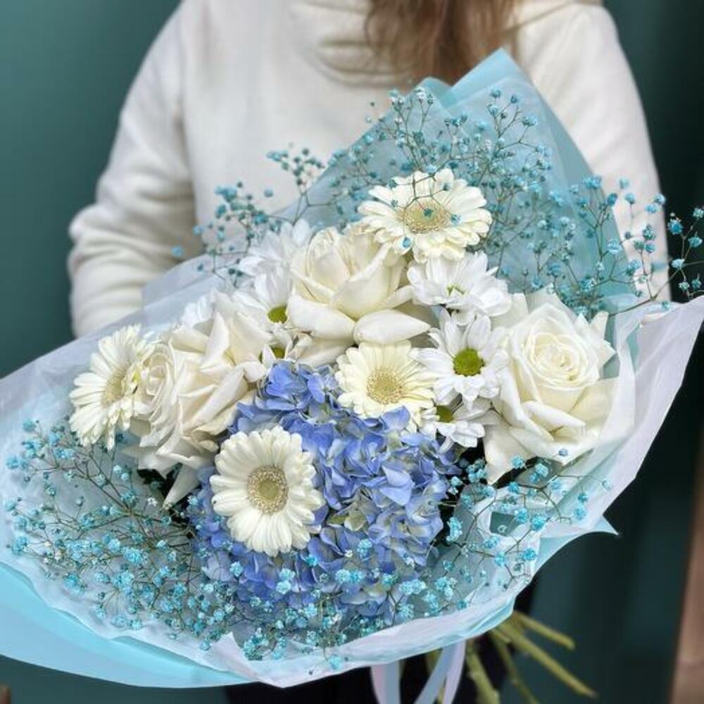 Delicate bouquet with hydrangea and French roses