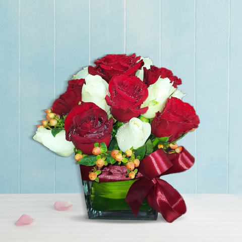 Red Rose & White Roses Vase (6895397011620)