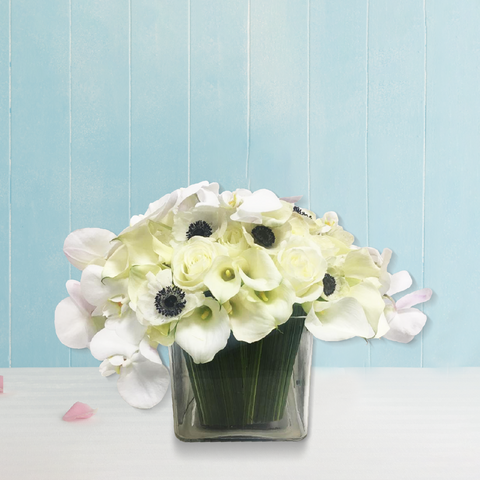 Glamorous White Flowers Vase (6895389343908)