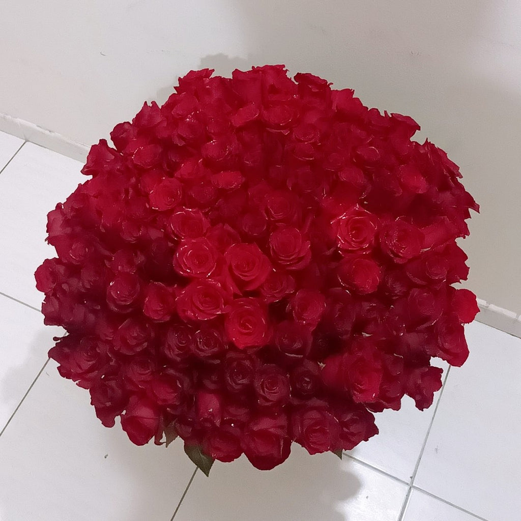 150 Roses 70 CM in Vase Arrangement